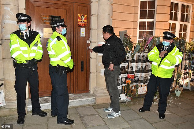 Đại sứ Myanmar tại Anh không thể vào được bên trong đại sứ quán ở London.