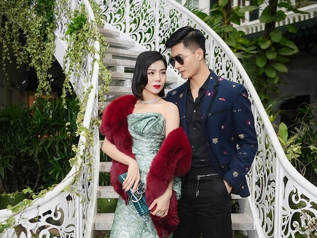 Từ một người mẫu - diễn viên đóng MV, Lâm Bảo Châu được truyền thông săn đón. Anh thường xuyên tháp tùng &#34;nữ hoàng phòng trà&#34; tới các sự kiện. Riêng Lệ Quyên cũng quyết định nâng đỡ &#39;người tình tin đồn&#39; khi mời anh hợp tác trong một dự án âm nhạc sắp tới của cô.
