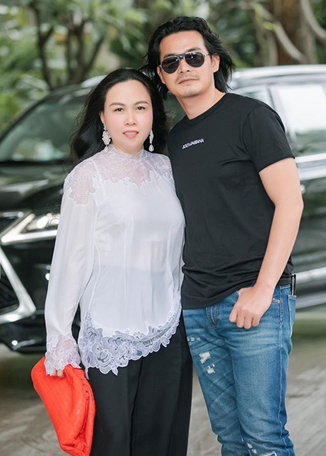 Quách Ngọc Ngoan công khai hẹn hò Phượng Chanel - đại gia bất động sản, lớn hơn anh 9 tuổi vào năm 2014 sau khi ly hôn Lê Phương  Bạn gái nam diễn viên là nữ đại gia bất động sản nổi tiếng.
