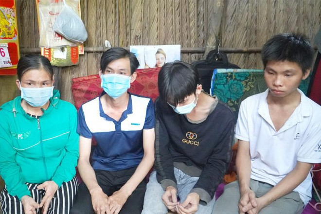 Ba người con của bà Trinh rất mong mỏi được có giấy khai sinh. Ảnh: MINH TÂM