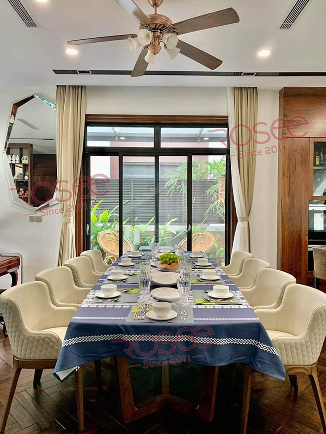 Phòng ăn với nội thất đồ dùng đặt mua theo yêu cầu từ Anh