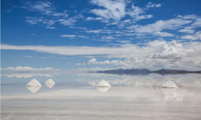 Salar de Uyuni ở Bolivia: Cánh đồng muối lớn nhất thế giới Salar de Uyuni, Potosi, Bolivia trông như một mặt gương khổng lồ.
