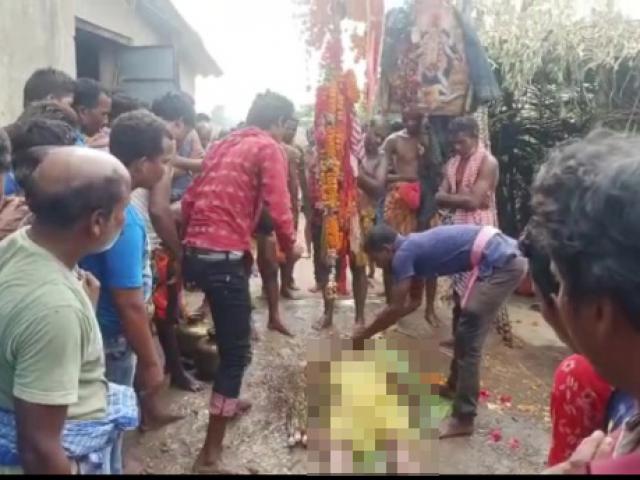 Phi thường - kỳ quặc - Dân làng đổ nước, đập vào ngực người chết để "hồi sinh"