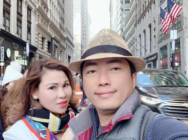 Mới đây, thông tin người vợ thứ hai của Kinh Quốc là doanh nhân Lâm Thị Thu Trà vừa bị cơ quan chức năng tạm giữ để điều tra khiến cộng đồng mạng “dậy sóng”.
