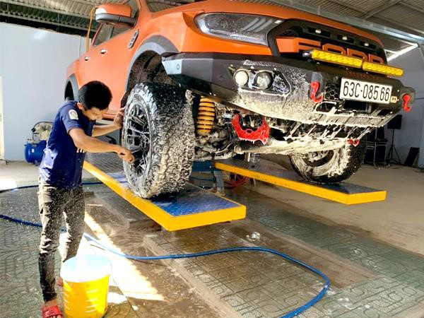 Sử dụng cầu nâng 1 trụ Shark dễ dàng vệ sinh bánh xe