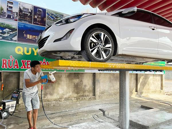 Khách hàng sử dụng cầu nâng 1 trụ rửa Shark rửa xe