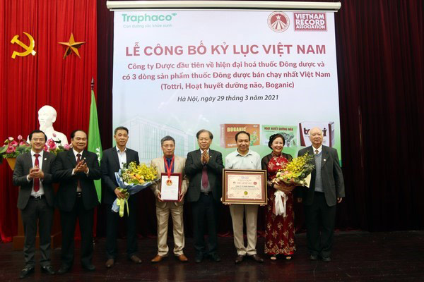 Đại diện Công ty Cổ phần Traphaco nhận chứng nhận kỷ lục Việt Nam