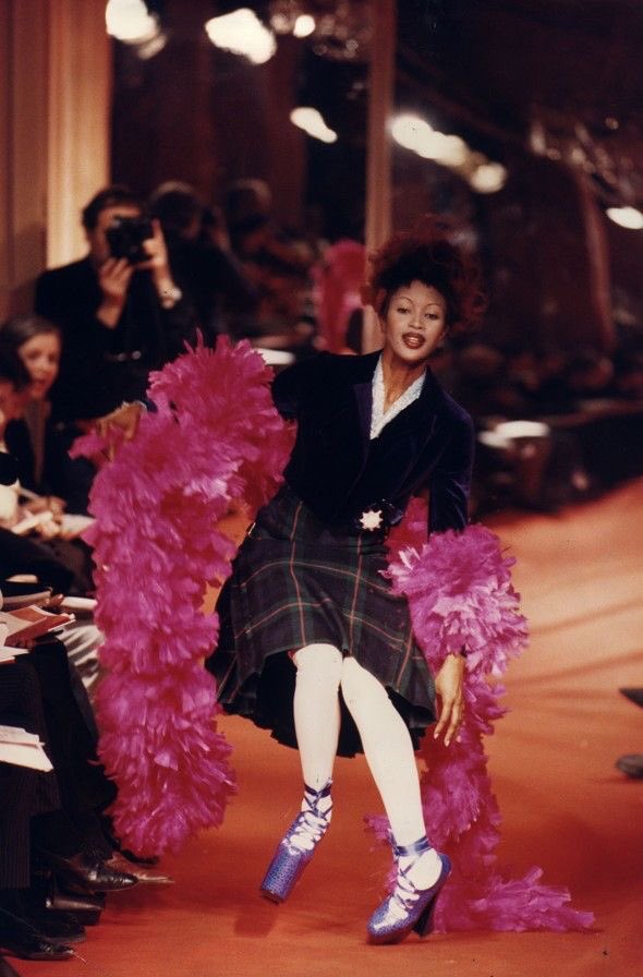 Hình ảnh siêu mẫu Naomi Campell bị khuất phục trên sàn diễn của Vivienne Westwood.