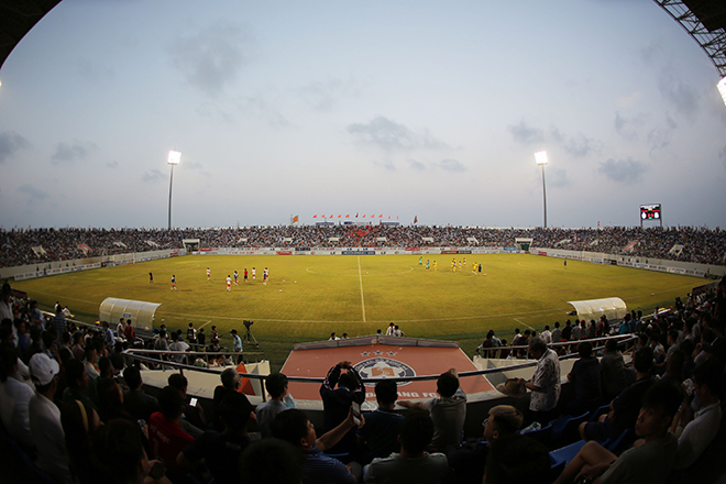 Chiều ngày 8/4, khoảng hơn 20.000 cổ động viên đã lấp đầy các khán đài sân vận động Hoà Xuân khi chủ nhà Đà Nẵng tiếp HAGL ở vòng 8 V-League 2021.