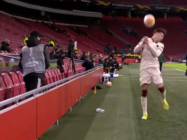 Bóng đá - SAO AS Roma câu giờ bị cậu bé nhặt bóng của Ajax “trừng phạt” gây sốc