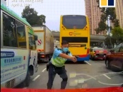 Thế giới - Video: Cảnh sát rút súng bắn xuyên vai tài xế "xe điên"