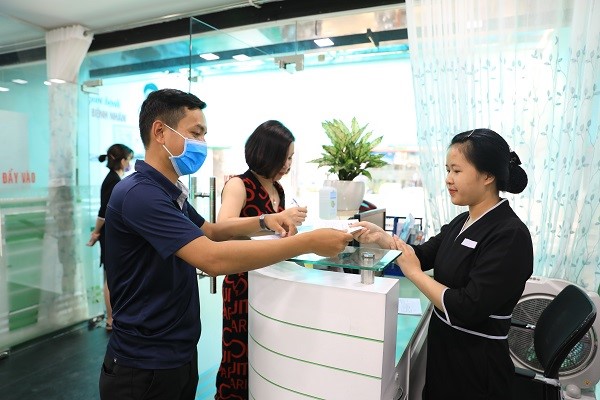 Khách hàng đang thăm khám tại sảnh chờ của bệnh viện