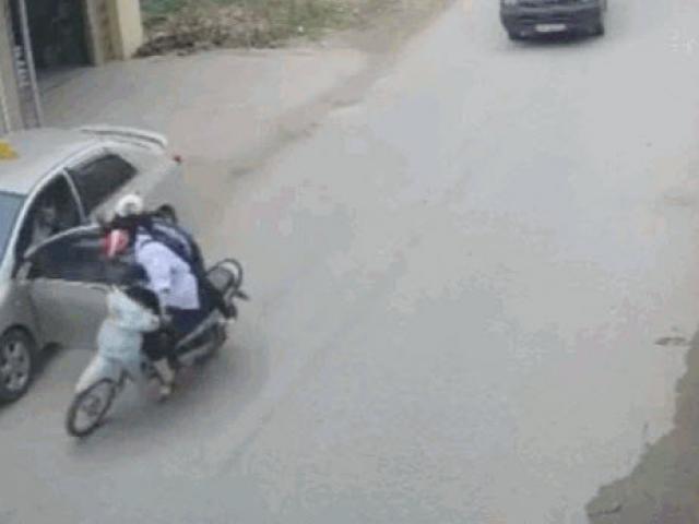 Tin tức trong ngày - Clip: Tài xế ôtô đánh lái xuất thần, cứu mạng 2 nữ sinh trong gang tấc