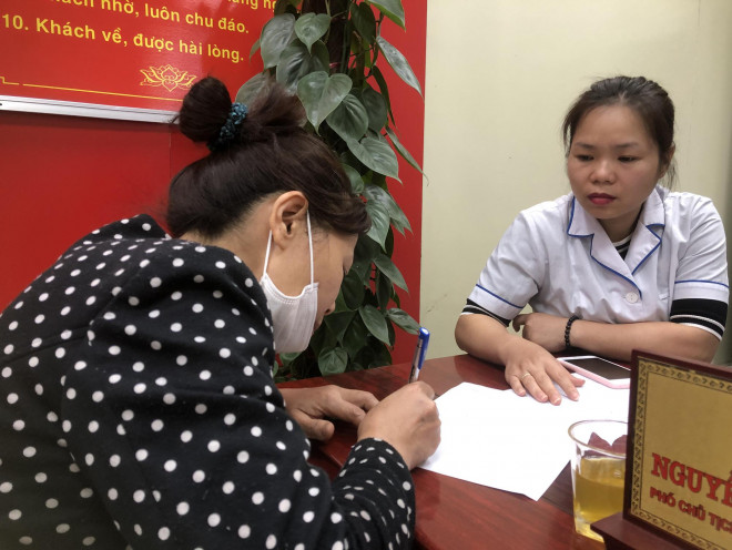 Bà H - chủ quán cháo sườn bị tố vi phạm an toàn vệ sinh thực phẩm làm việc tại UBND phường Văn Chương (quận Đống Đa).