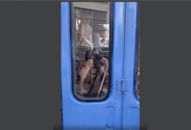 H. cầm dao khống chế tài xế trên xe buýt. Ảnh: H.KIM