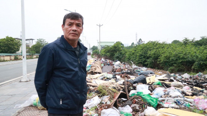 Ông N.Q.V (53 tuổi, Phú Đô, Nam Từ Liêm) cho biết: “Tại đây người dân thường đổ trộm rác vào ban đêm, chủ yếu là những nhà hàng buôn bán quanh khu vực mang thức ăn thừa, nội tạng động vật ra đổ, trời nắng mùi nồng nặc ai đi qua cũng phải bịt mũi, trời mưa thì nước hôi thối đen kịt chảy ra khiến lòng đường trơn trượt không ai muốn đi qua”.