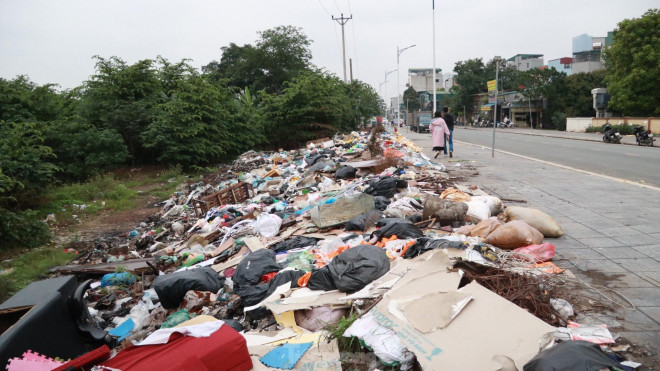Người dân xung quang cho biết, rác ở đây thường bị đổ trộm vào ban đêm, gần sáng là những thời điểm ít người qua lại.