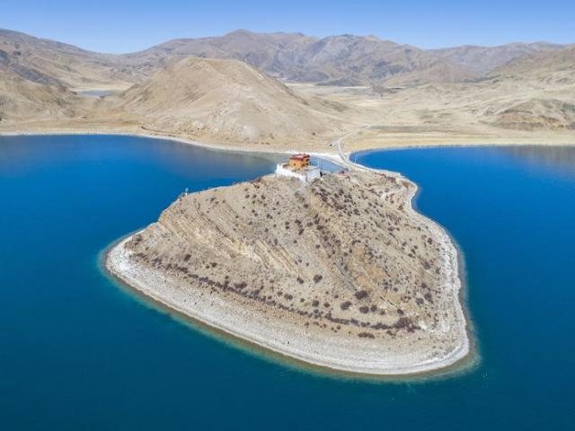 Thế giới - Thầy tu cô độc nhất thế giới, sống một mình giữa hồ ở Tây Tạng