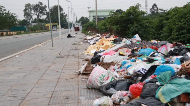 Bãi rác tự phát khổng lồ kéo dài trên đoạn đường 'trăm tỷ' ở Hà Nội
