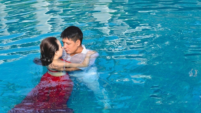 Chàng người mẫu xứ Lạng cho biết, anh không hề thấy thích thú với cảnh hôn dưới nước vì để thực hiện cảnh quay có phần lãng mạn này, anh đã nhiều lần no nước, thậm chí sặc nước.
