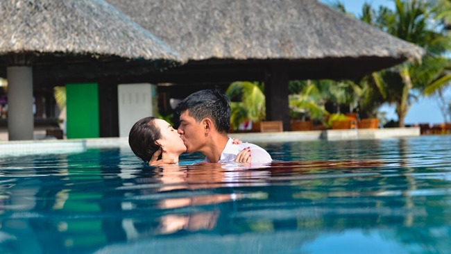 Không chỉ phải diễn cảnh giường chiếu với nữ bạn diễn, Bình Minh còn phải hôn Đinh Ngọc Diệp dưới nước.
