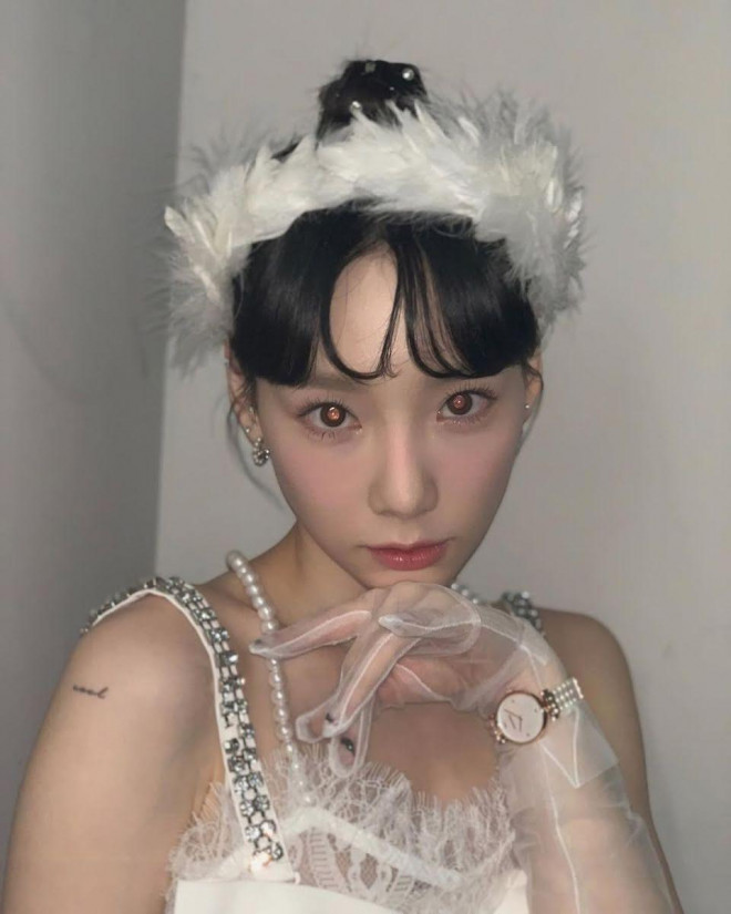 Jisoo chứng tỏ gu phối đồ đẳng cấp khi đụng hàng váy trắng tiểu thư với Taeyeon, Hyojung - 4