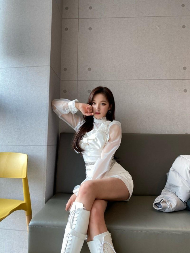 Jisoo chứng tỏ gu phối đồ đẳng cấp khi đụng hàng váy trắng tiểu thư với Taeyeon, Hyojung - 7