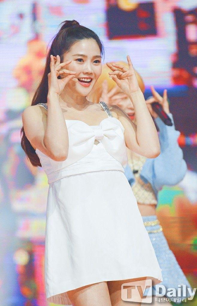 Jisoo chứng tỏ gu phối đồ đẳng cấp khi đụng hàng váy trắng tiểu thư với Taeyeon, Hyojung - 5
