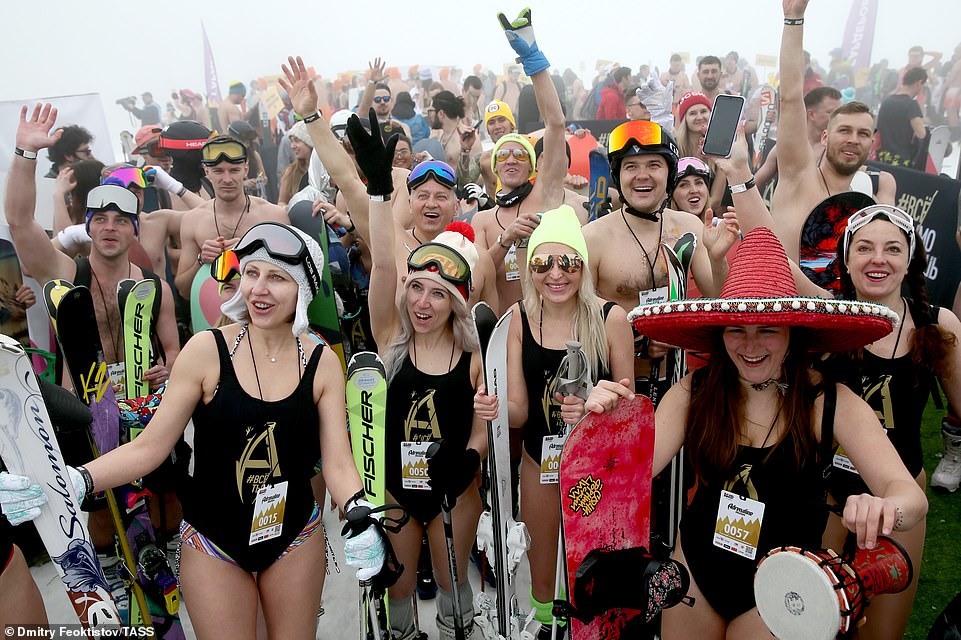 Lễ hội BoogelWoogel nổi tiếng vào năm 2018 khi gần 2.000 người tham gia phá kỷ lục Guinness thế giới về số người trượt tuyết mặc đồ bơi. Ảnh: Tass