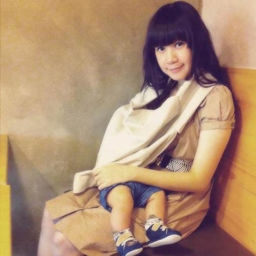 Hình ảnh những "bà mẹ bỉm sữa" trong showbiz Việt gây chú ý - 2