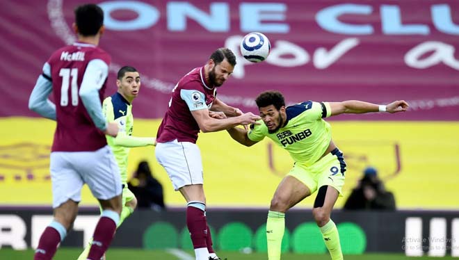 Burnley (áo sẫm) chiếm thế thượng phong trước Newcastle