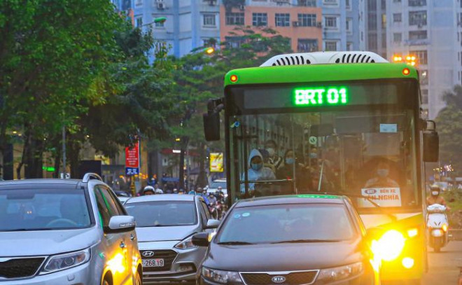 Được kỳ vọng thay thế phương tiện cá nhân, kéo giảm ùn tắc nhưng sau 5 năm vận hành tuyến buýt BRT, gần như các mục tiêu trên đều chưa đạt được (Trong ảnh: Tuyến buýt nhanh BRT đoạn qua đường Lê Văn Lương, Hà Nội). Ảnh: Tạ Hải