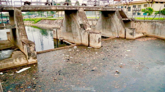 Khu vực sông Kim Ngưu thuộc địa bàn quận Hai Bà Trưng - nơi tập trung nhiều khu dân cư đông đúc, đã và đang chịu ảnh hưởng lớn từ sự quá tải hạ tầng, ô nhiễm trầm trọng về nguồn nước.