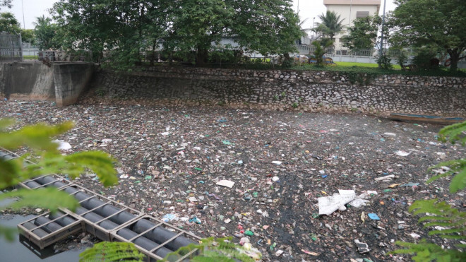 Cùng với các dự án thoát nước của thành phố, sông Kim Ngưu đã được kè hai bên bờ và thường xuyên cải tạo, nạo vét nhưng tình trạng ô nhiễm môi trường, nhất là nước và không khí vẫn tồn tại do nước thải từ các khu dân cư xung quanh đổ thẳng xuống sông, không qua xử lý. Những đoạn sông được ngăn lại để tập kết rác lâu ngày không được vớt lên đã kết lại đặc quánh. Tạo thành "tấm thảm rác khổng lồ" ngay giữa dòng sông Kim Ngưu.