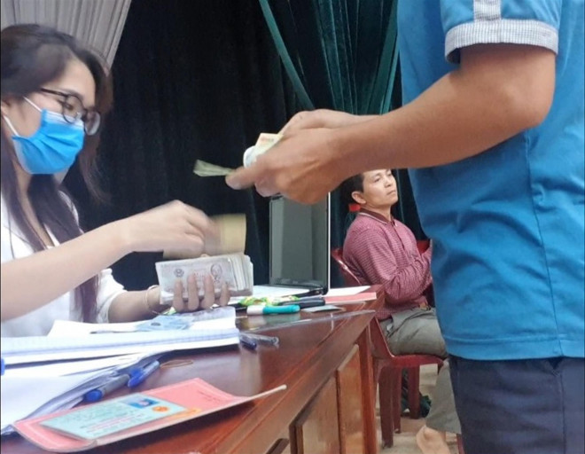 Cảnh người dân nộp phí cao hơn quy định khi làm căn cước công dân gắn chíp tại xã Mễ Sở (Văn Giang, Hưng Yên)