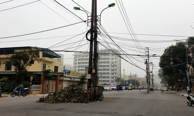 Những cột điện mọc lên giữa đường Thanh Niên, dù con đường theo phản ánh đã rải nhựa hơn 1 năm nay. Ảnh: Đ. TRUNG
