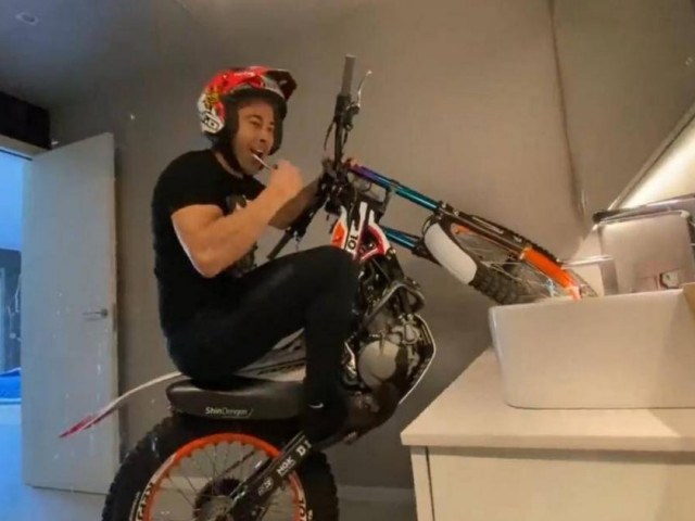 Thế giới xe - Xem tay thử xe số 1 thế giới đùa giỡn với Honda Africa Twin 1100