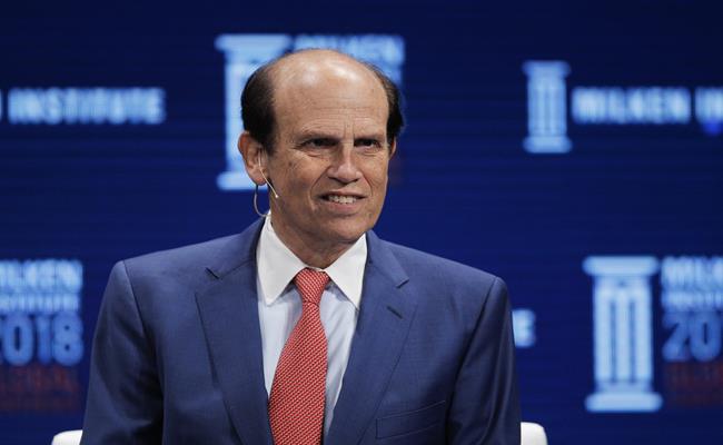 Michael Milken là một tỷ phú với số tài sản ròng khoảng 3,7 tỷ USD. Milken là người tiên phong với chiến lược M&A - mua bán và sáp nhập doanh nghiệp hòng sinh lời. 
