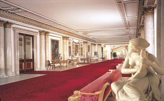 Tất cả các phòng trong cung điện Buckingham đều được trang hoàng nội thất trang trọng, lịch sự nhưng không kém phần “sang chảnh”.
