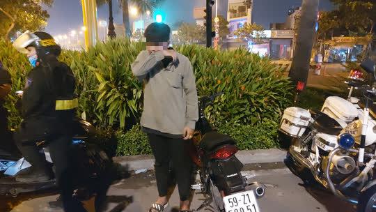 Hai đối tượng bị Đội CSGT Nam Sài Gòn "tóm gọn" - Ảnh: M.V
