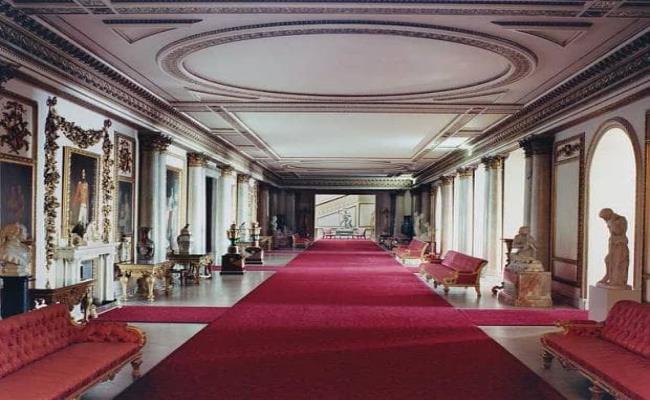 Nữ hoàng thường làm việc tại Cung điện Buckingham và thường trở về lâu đài Windsor vào cuối tuần.&nbsp;
