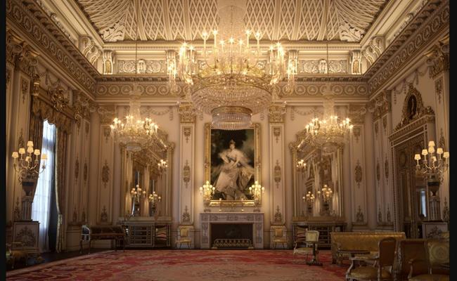 Nếu nữ hoàng đang ở trong cung điện, cột cờ ở trung tâm của Cung điện Buckingham sẽ kéo lên thêm một lá cờ của quốc vương. Còn nếu bà không ở đó thì lá cờ được treo là lá cờ Anh.&nbsp;
