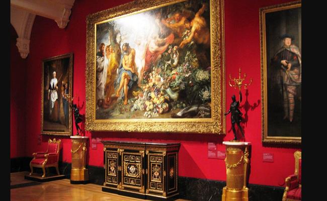  Ngoài ra, cung điện còn có nhiều món nội thất được chế tác thủ công dành riêng cho các vị vua. Các tác phẩm nghệ thuật gia truyền từ những bậc thầy như Rembrandt cũng được trưng bày tại đây.
