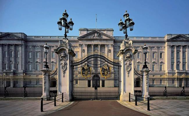 Cung điện của Hoàng gia Anh đươc xây dựng vào năm 1703 cho công tước Buckingham. Công trình kiến trúc đồ sộ này được bao bọc bởi 3 công viên, trong đó có công viên nổi tiếng Hyde Park.
