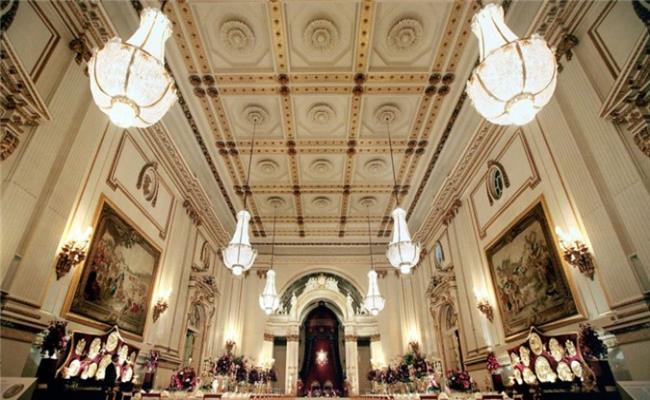 Cung điện Buckingham là một tòa nhà hình vuông tân cổ điển với năm tầng. Có hơn 700 phòng trong cung điện, bao gồm cả hội trường nghi lễ, phòng hòa nhạc, phòng tiệc và phòng trưng bày.&nbsp;
