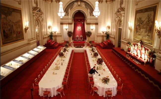 Diện tích của cung điện Buckingham là 77.000 m2, bao gồm 19 phòng khách, 52 phòng ngủ, 78 phòng tắm, 92 phòng làm việc và 188 phòng cho nhân viên thường trực tại đây.
