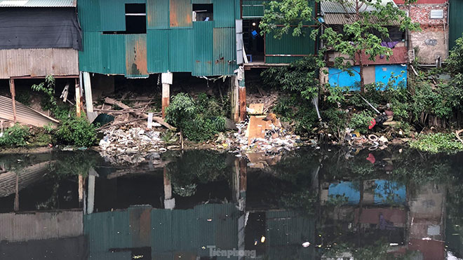 Nhiều thế hệ trong gia đình sinh sống ven bờ sông Nhuệ, ông Hoàng Văn Phú (56 tuổi) cho biết: “Tôi còn nhớ mấy năm trước khi mới làm sông này, nước sạch lắm. Người dân còn thả lưới, đánh cá... để kiếm con tôm, con cá. Không những thế, nước sông Nhuệ còn được các hộ làm nông dùng để cấy hái, trồng cây cảnh, sản xuất hoa màu. Nhưng những năm gần đây, nước sông ngày càng ô nhiễm. Không những tôm cá không sống nổi, mà người lội sông còn bị mẩn ngứa, mắc đủ thứ bệnh ngoài da”.