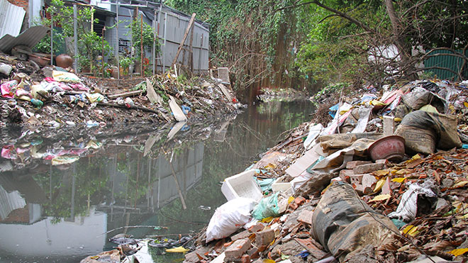 Rác thải chất thành từng đống chất cao dọc hai bên dòng kênh Vạn Phúc (quận Ba Đình), một trong những hệ thống mương nước dẫn thẳng ra sông Tô Lịch. Đủ các lại rác khác nhau như rác thải sinh hoạt, vật liệu xây dựng, túi ni-lon, phế phẩm thức ăn. Mùi hôi thối bốc lên nồng nặc từ khu vực này.