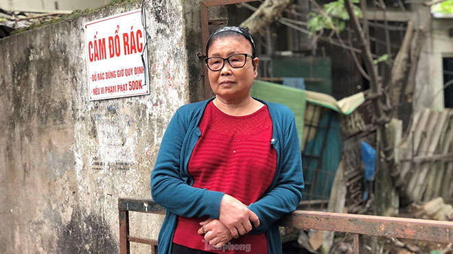 Bà Ngô Thị Miên (73 tuổi) cho biết: “ Rất là muỗi và hôi thối. Mùa mưa thì nước nó dâng lên tận trong nhà, còn nắng thì bốc mùi hôi khó chịu. Chỉ dám đóng kín cửa trong nhà, không dám ra ngoài. Trẻ con bị ảnh hưởng rất nhiều đến đường hô hấp, nên nhà nào có trẻ con thì đều chuyển đi nới khác, chỉ còn mấy ông bà già ở lại bám trụ thôi. Kêu mãi rồi mà vẫn chưa thấy động thái xử lý gì cả”.