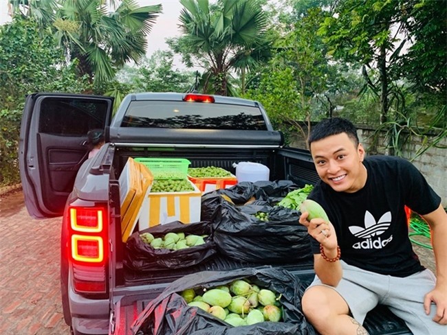 Hồng Đăng khoe thành quả những trái
cây thu hoạch từ vườn nhà